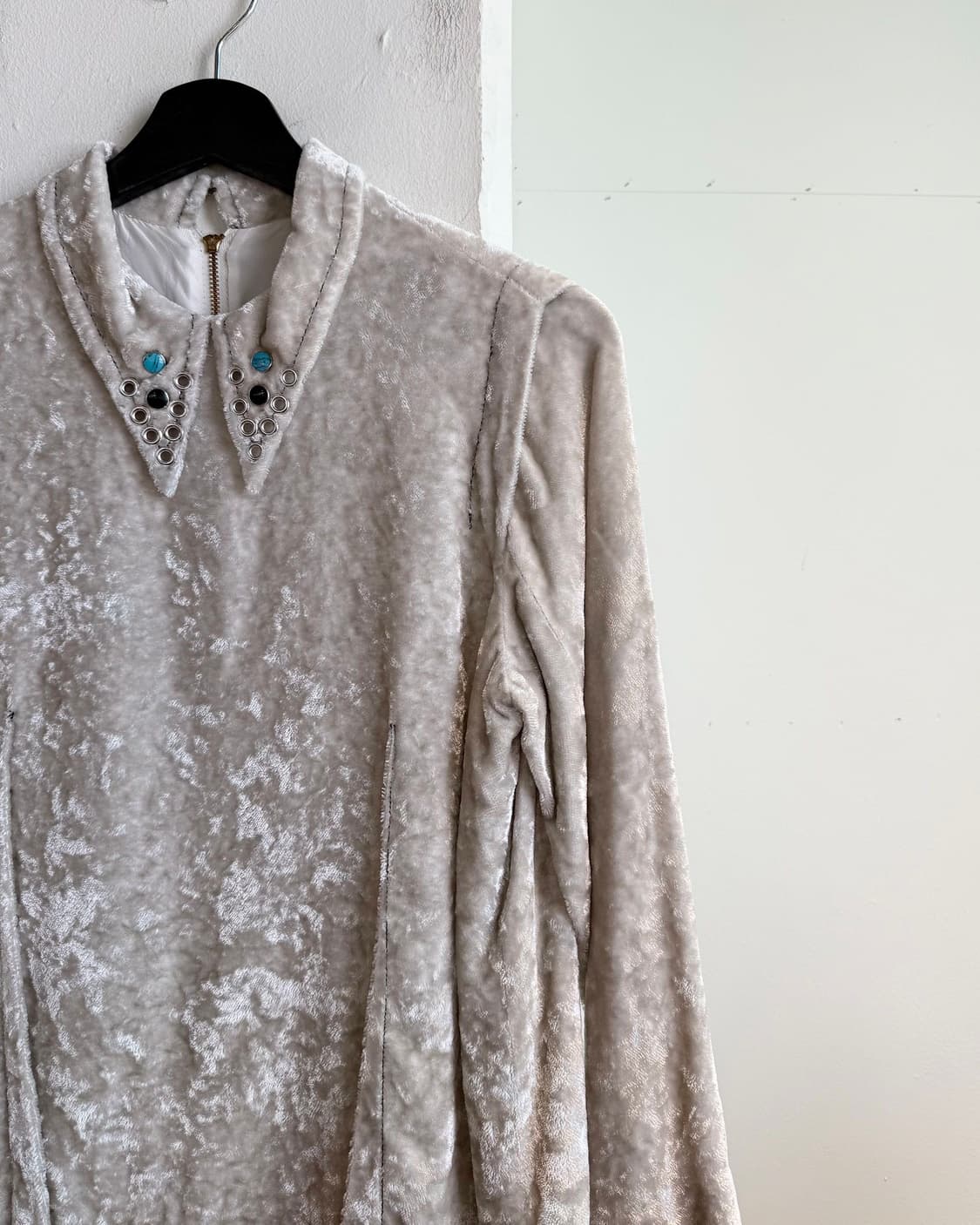 토가 풀라 아이보리 아카이브 벨벳 스터드 슬리브 상품이미지4