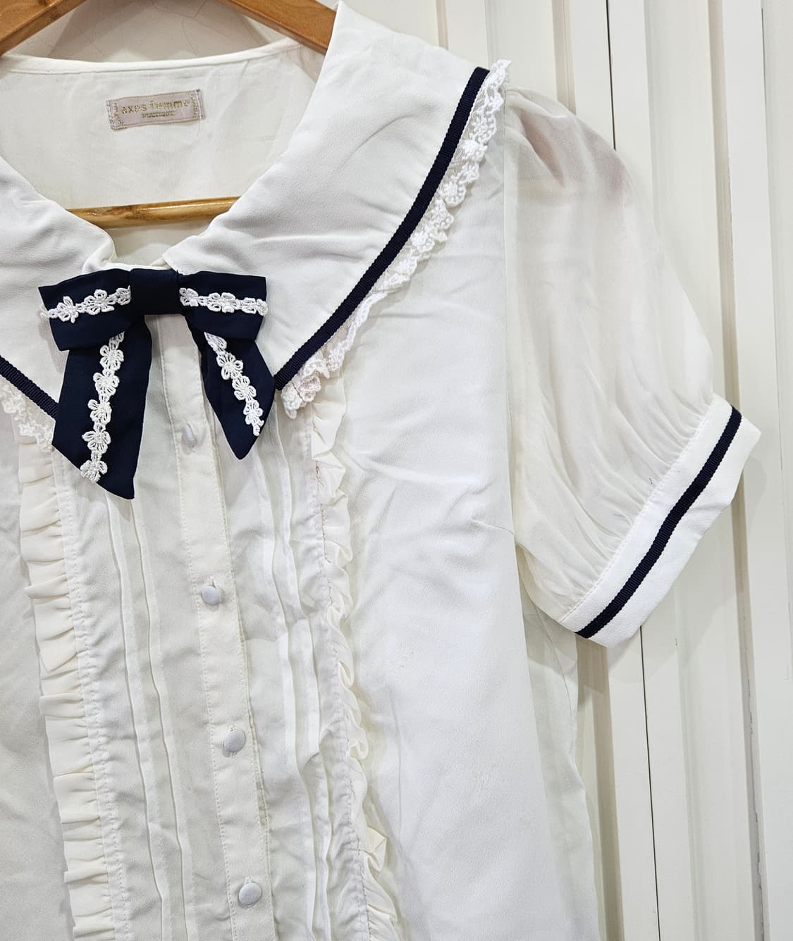 (Axes Femme Poetique)세일러카라 리본 프릴 블라우스 상품이미지4