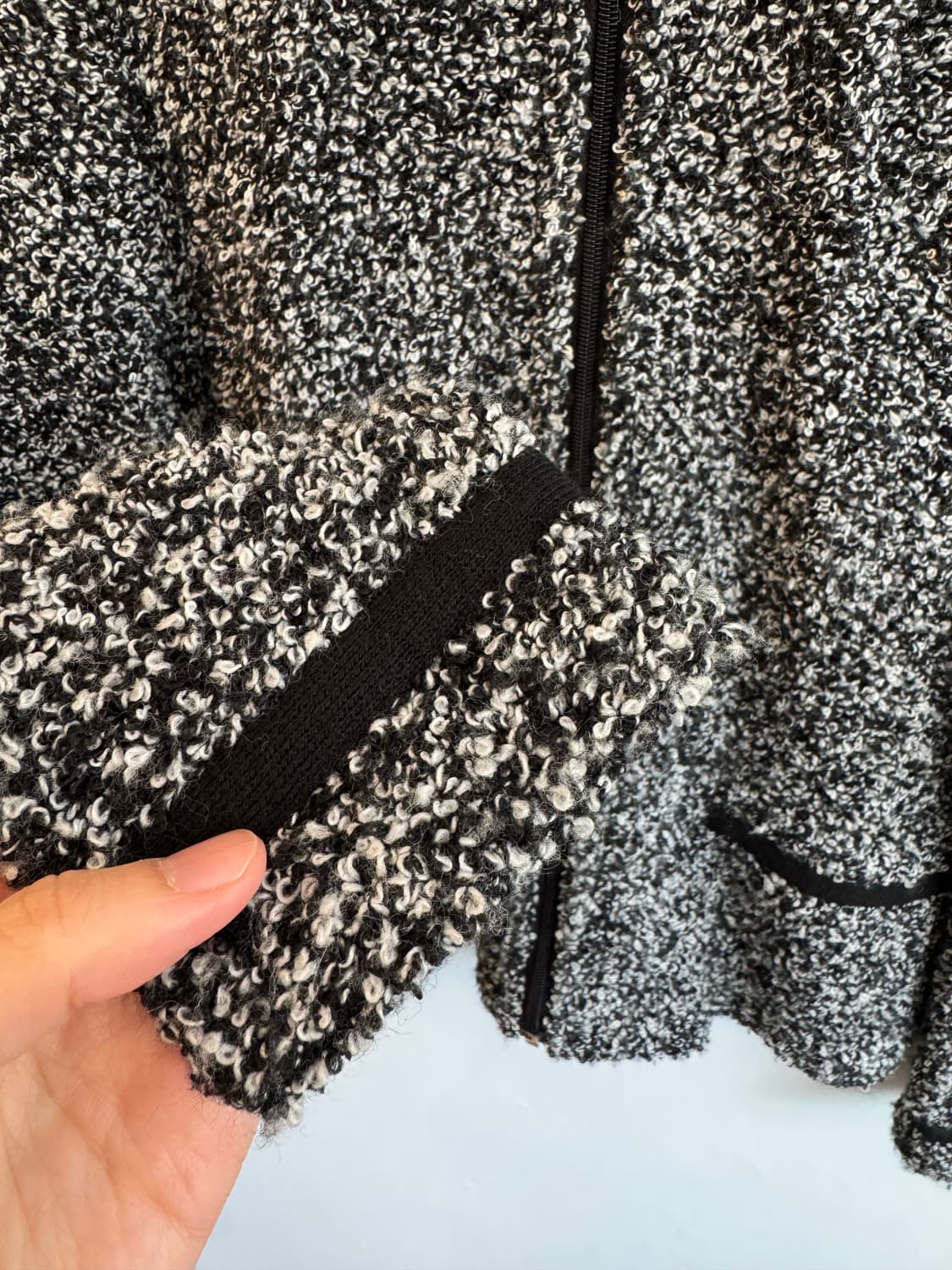 블랙&화이트 부클 집업 니트 상품이미지6