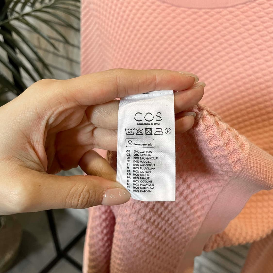 코스 와플 맨투맨 티셔츠 엠보싱 텍스쳐 플레어 핏 디테일 핑크 상품이미지7