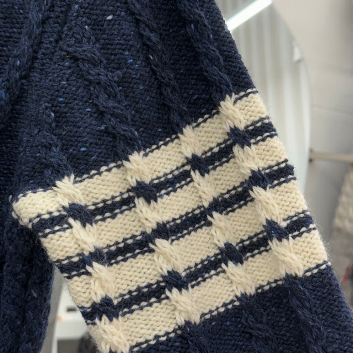 [5] 톰브라운 사선완장 도네갈 케이블 니트 상품이미지3