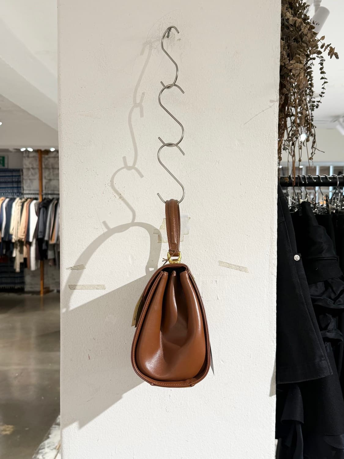 버버리 브라운 레더 금장 탑 핸들 백 상품이미지3