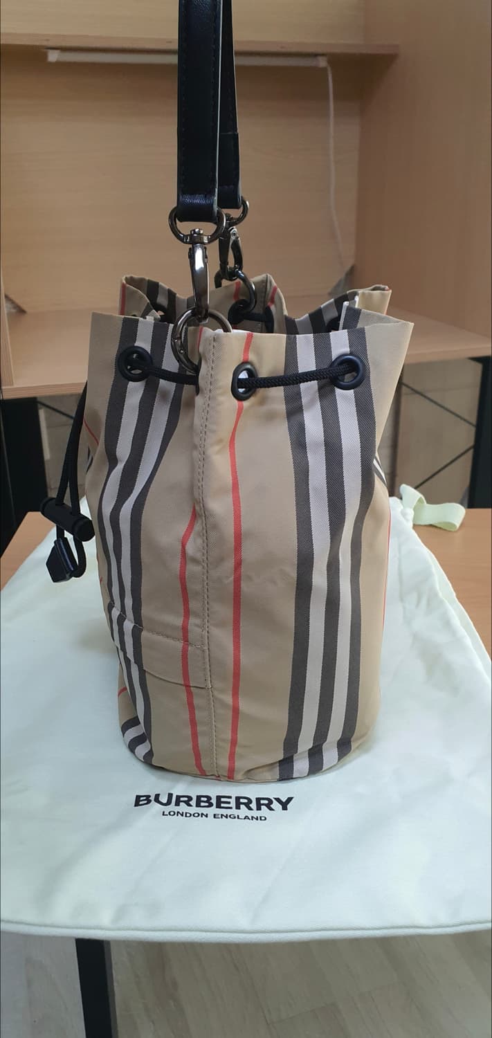 버버리 포이베 버킷백/크로스백 새상품급 정품(감정O) 상품이미지5
