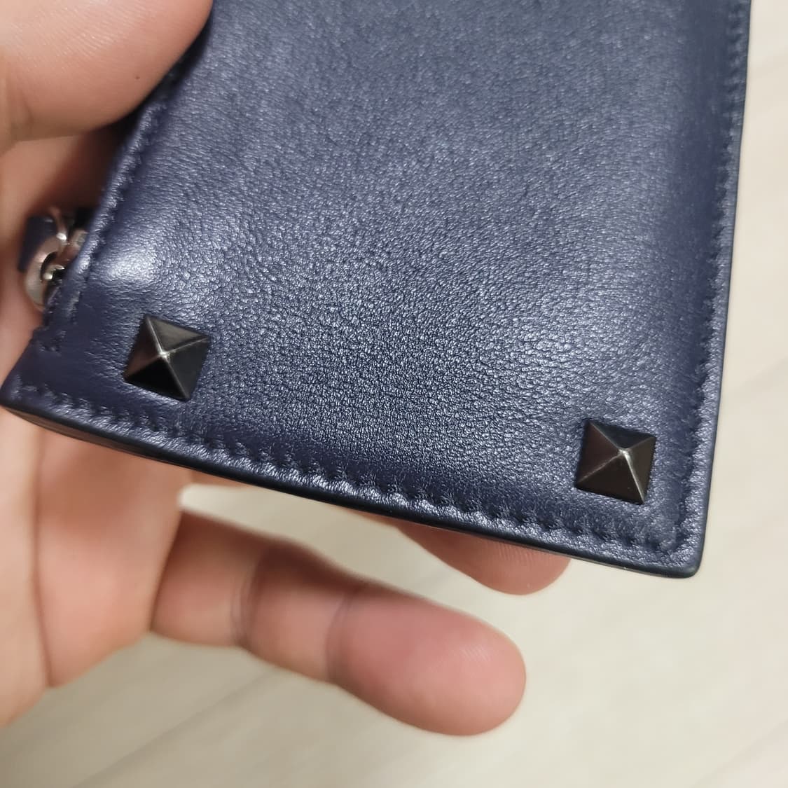 네이비 색상의 발렌티노 락스터드 카드지갑 상품이미지6