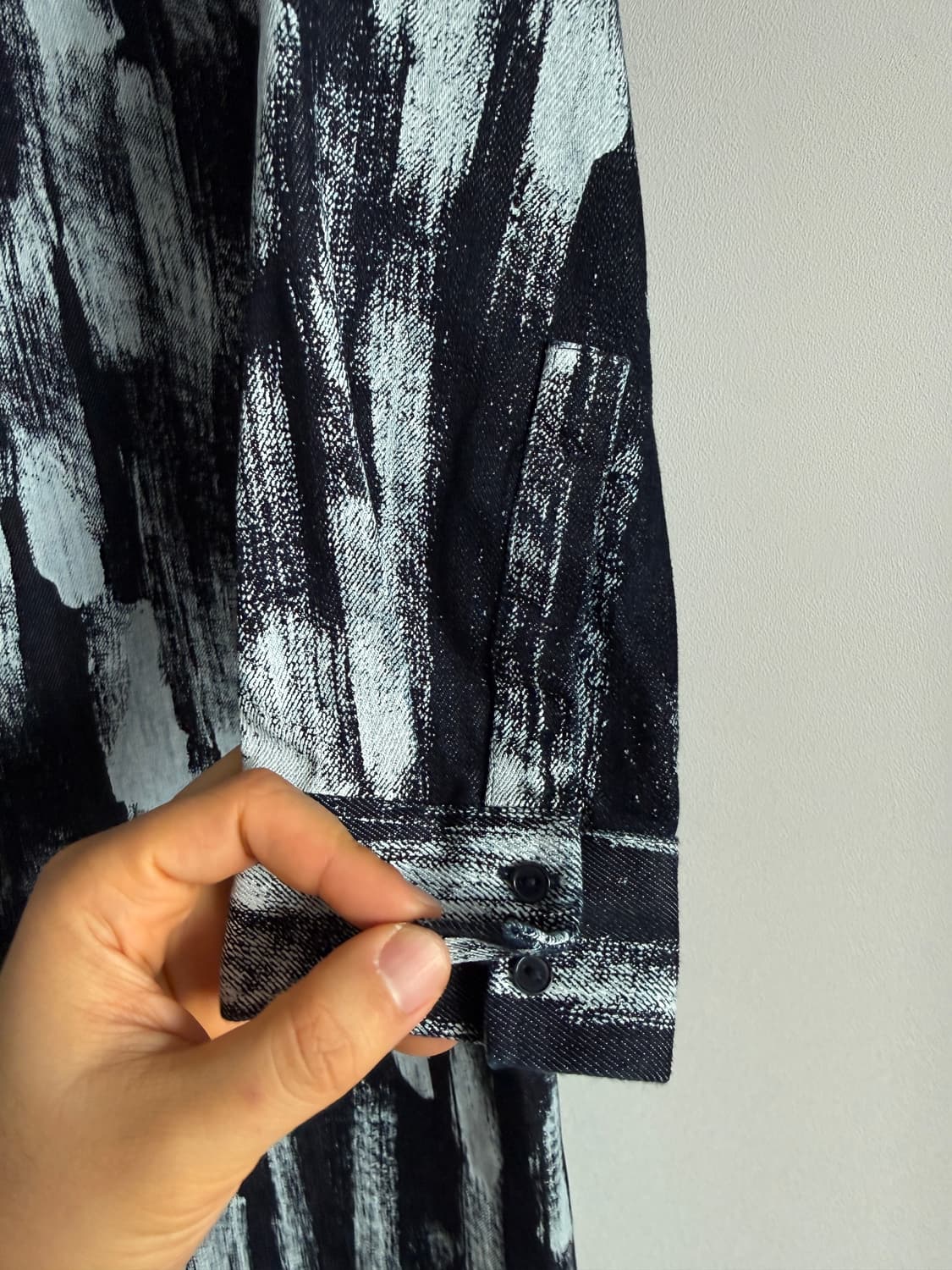 코스(COS) 데님 페인팅 롱 셔츠 상품이미지4