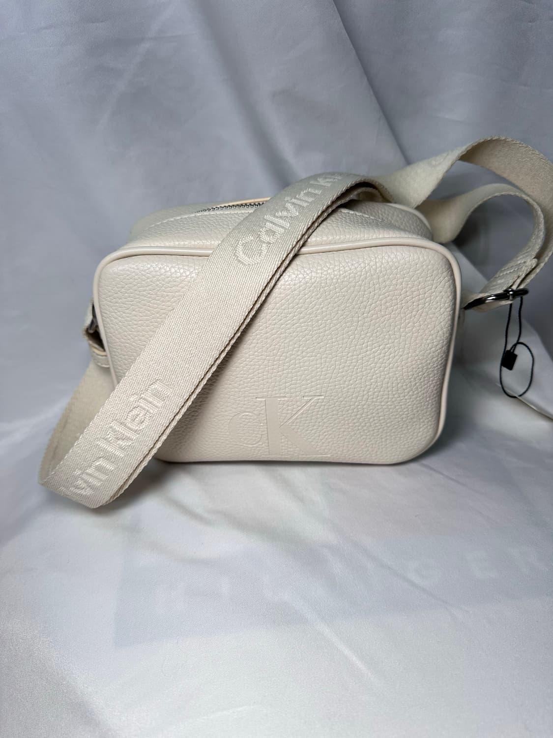 🧳캘빈클라인 카메라백 상품이미지2