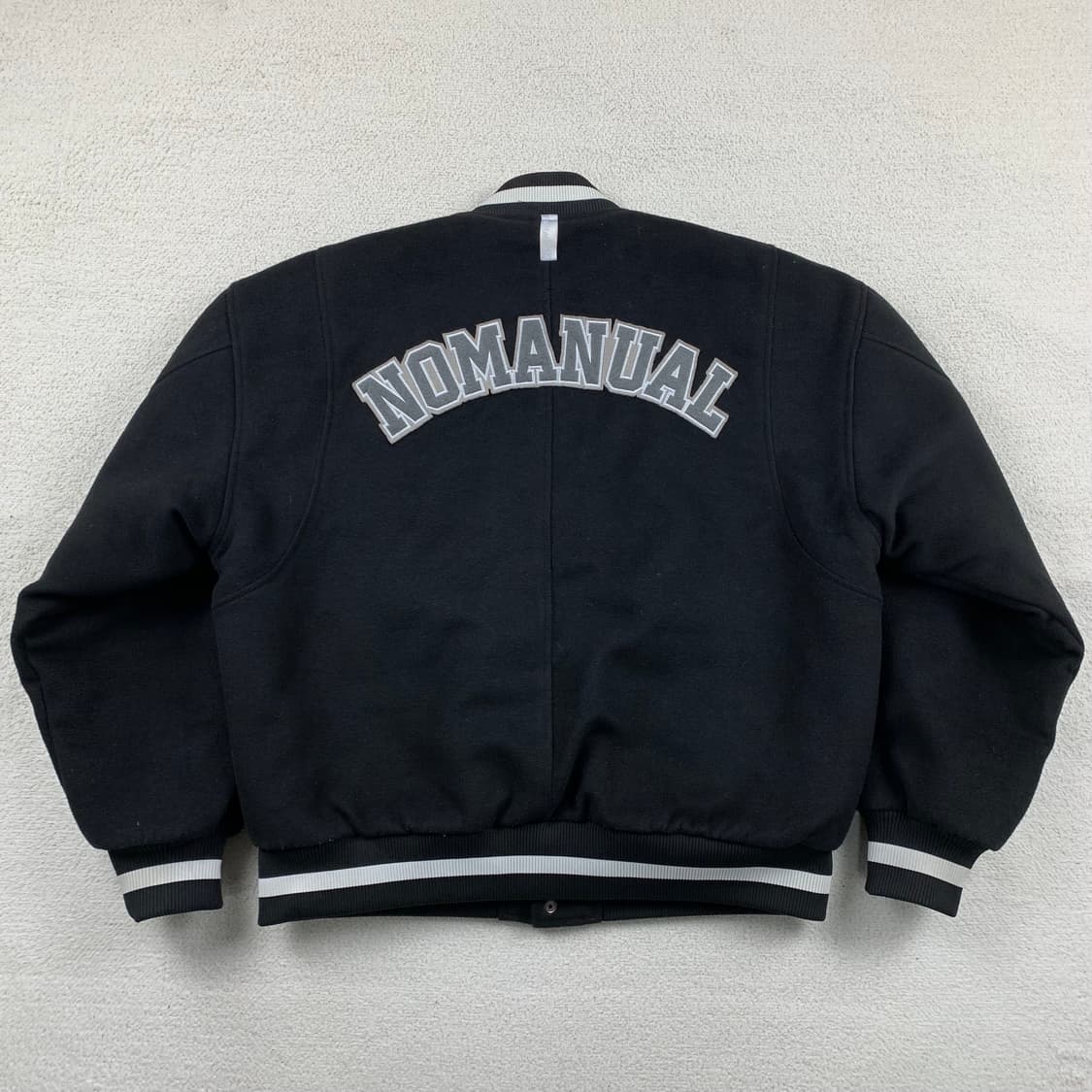 노매뉴얼 자수로고 블랙 바시티 자켓 상품이미지3