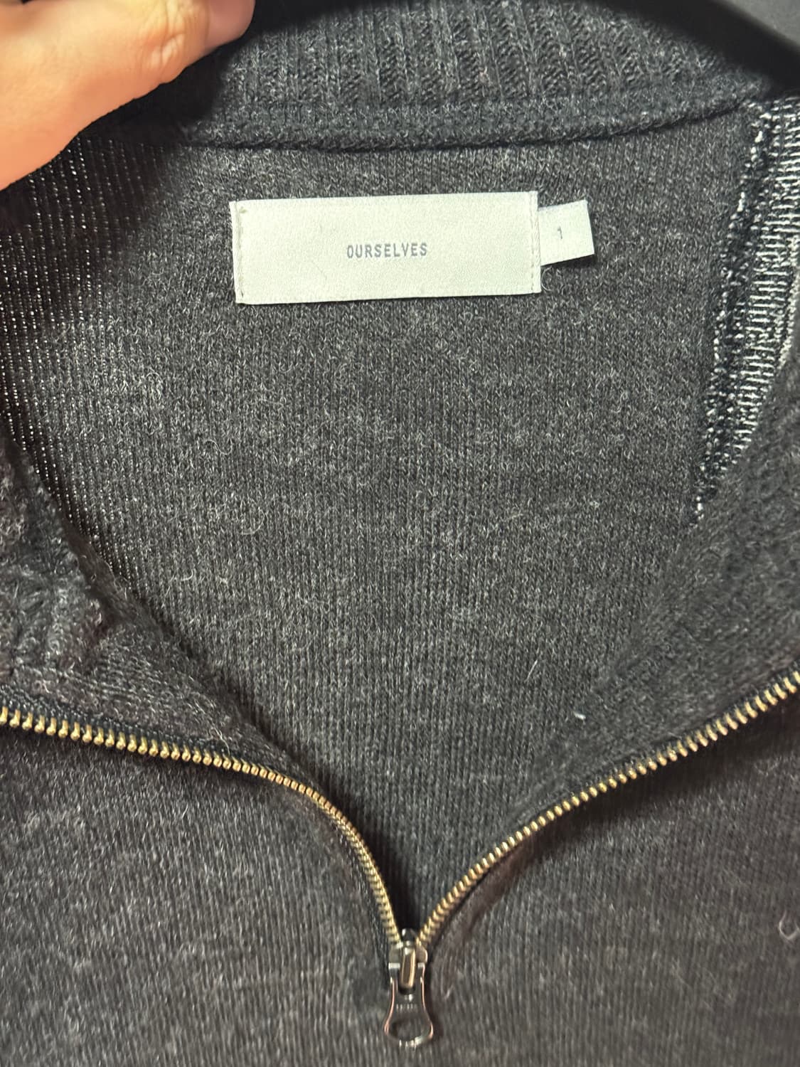 [1]아워셀브스 하프집업 니트 차콜 팝니다 상품이미지3