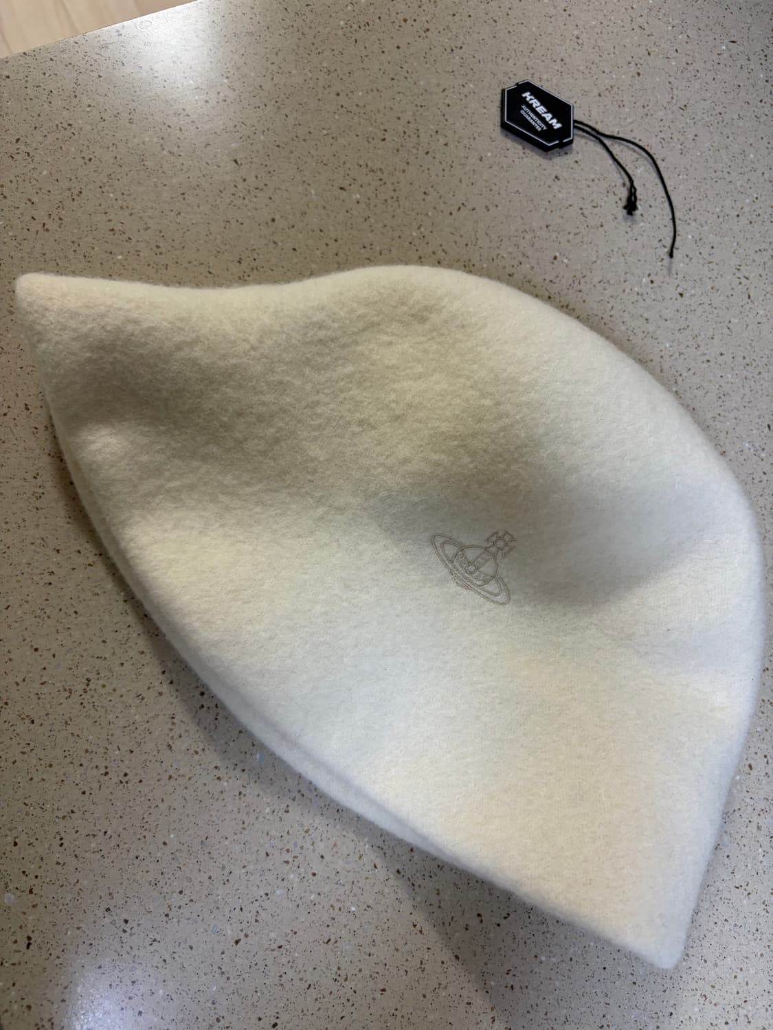 비비안웨스트우드 버킷햇 아이보리 상품이미지3