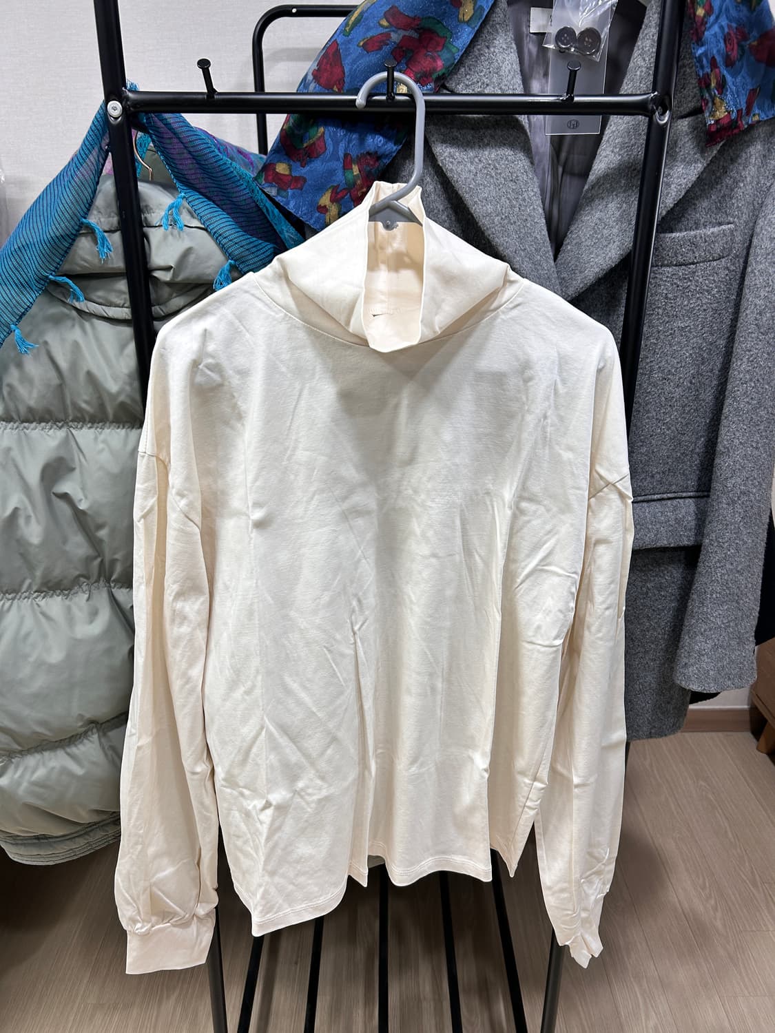 에토스 루즈 하이넥 티셔츠 상품이미지2