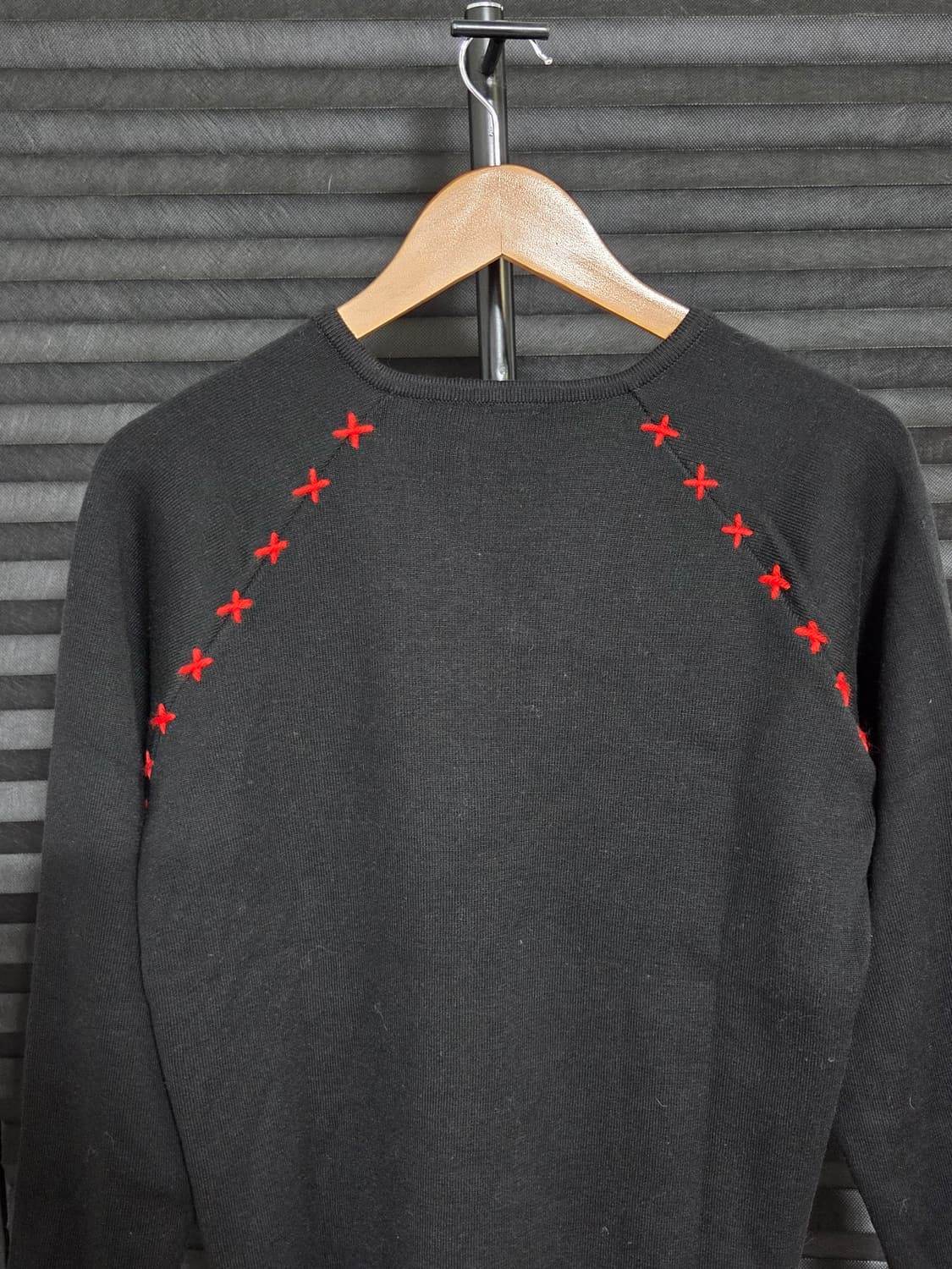 [아르마니 익스체인지] 레드 스티치 브이넥 울 니트 | 00209 상품이미지5