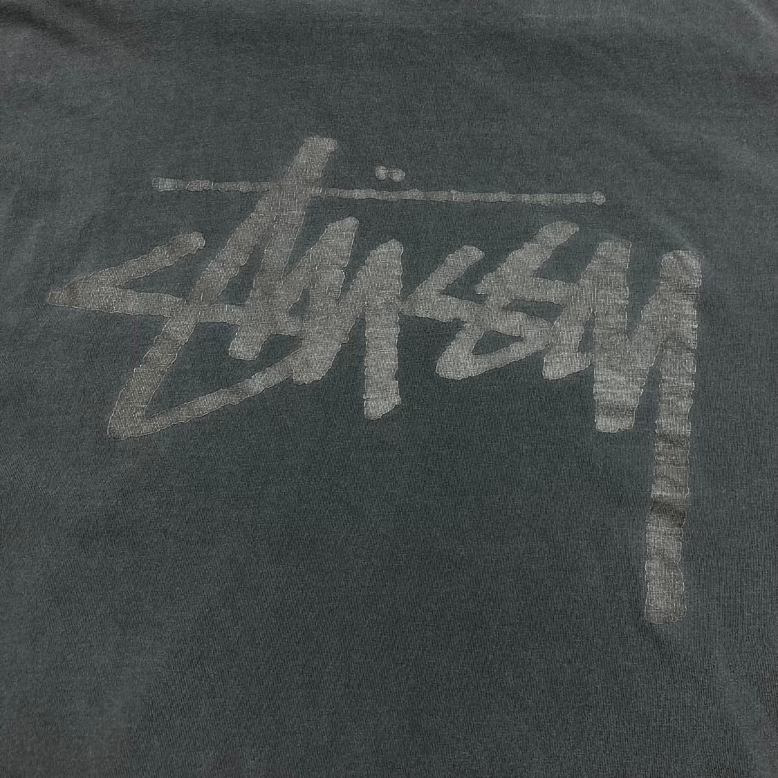 스투시 스탁 빅로고 피그먼트 차콜 반팔티 상품이미지4