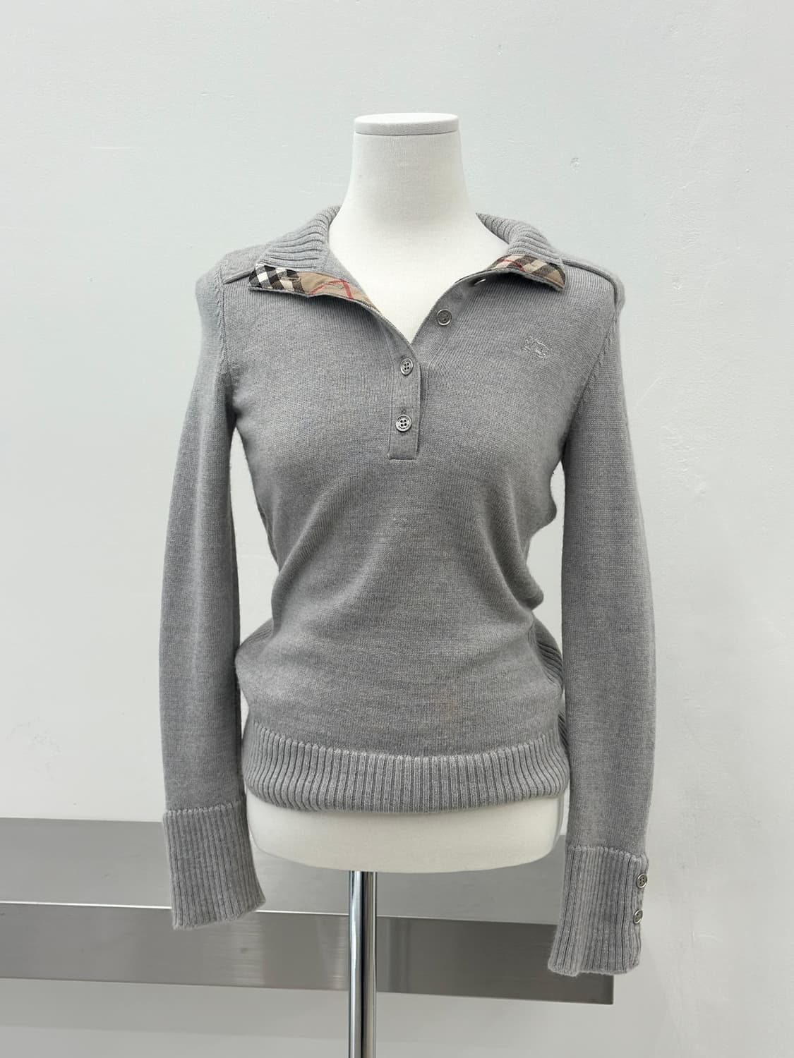버버리 기마로고 그레이 버튼 카라 울 니트 상품이미지1