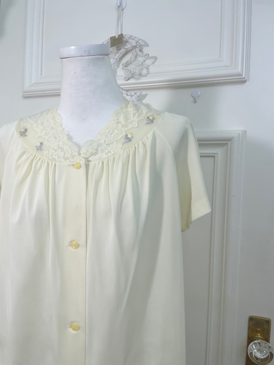 light yellow lace embroidery half blouse 상품이미지7