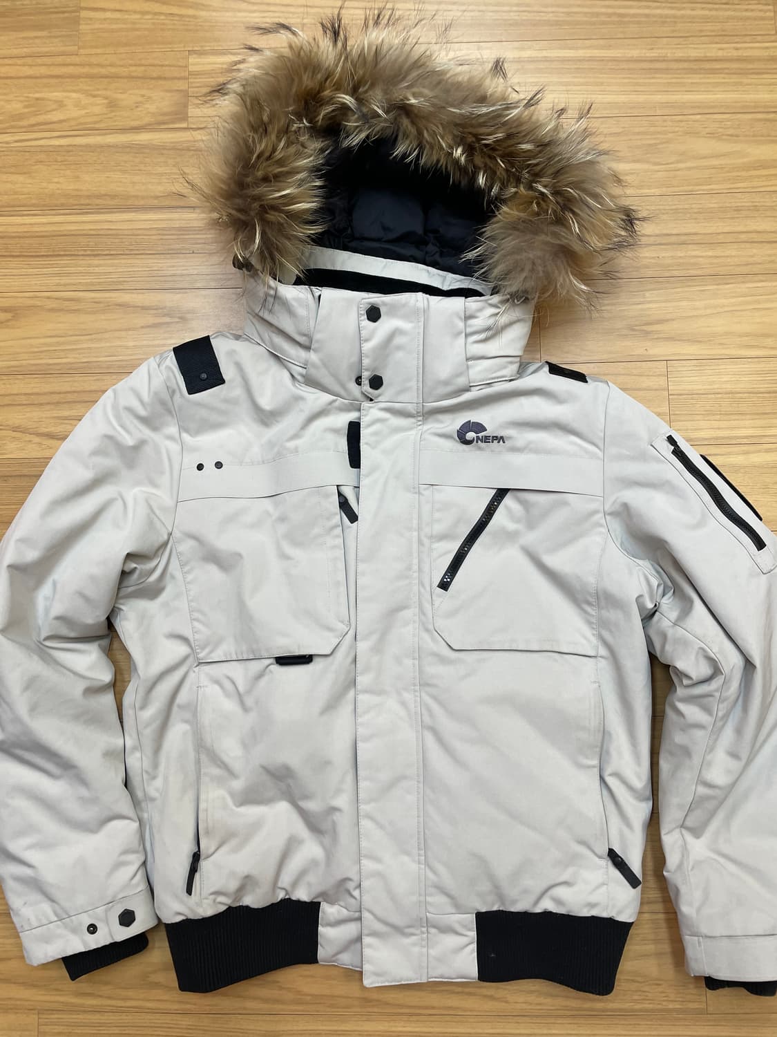 아이보리색 네파 익스플로러 패딩입니다. 100사이즈고 솜털 80% 함유되 상품이미지1