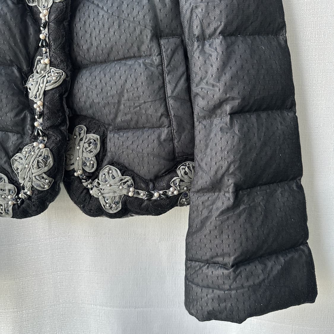 조르지오 아르마니 레이스 플라워 코르사쥬 숏 구스 다운 블랙 그레이 42 상품이미지5