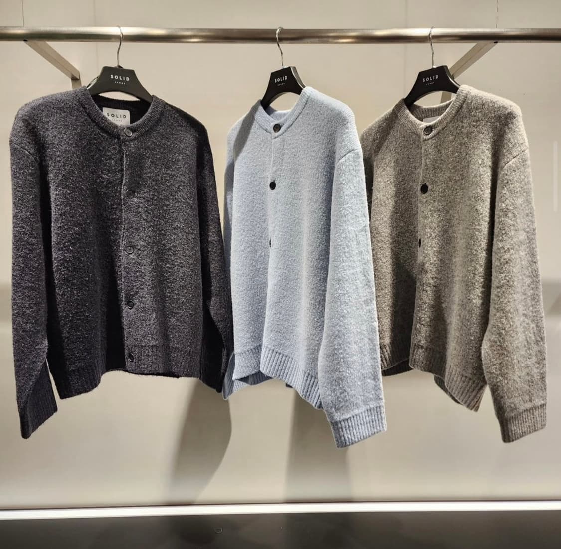 솔리드옴므 25FW 라운드 니트 가디건 하늘색 상품이미지1