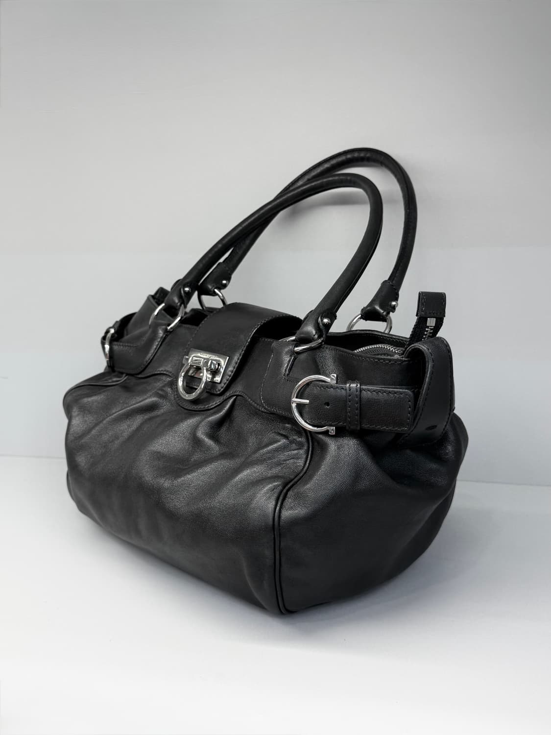 페라가모 간치니 락 소프트 카프스킨 숄더백 상품이미지4