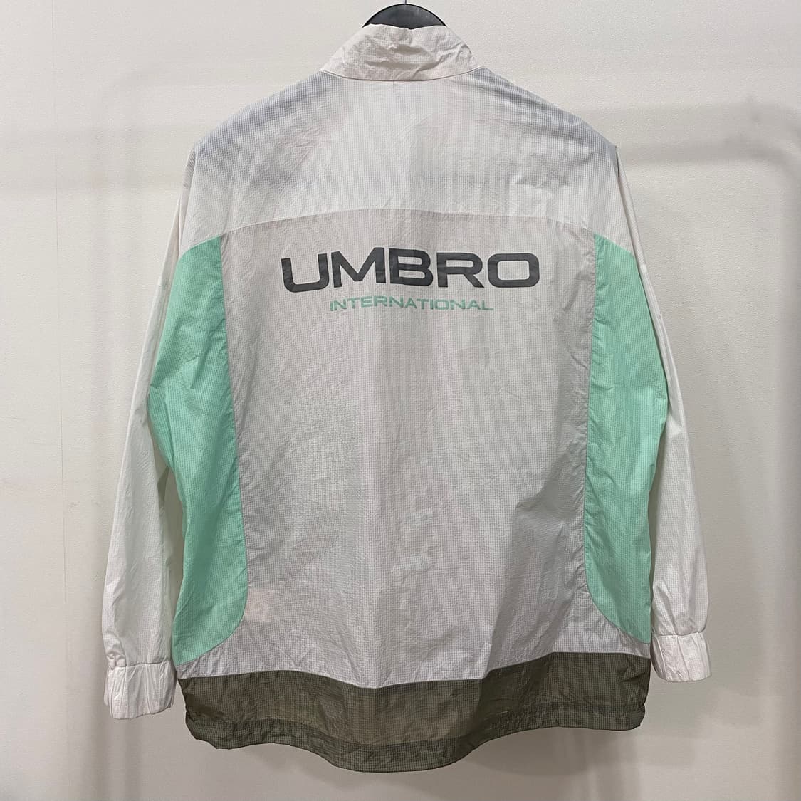 엄브로 플라이트 립스탑 경량 바람막이 상품이미지2