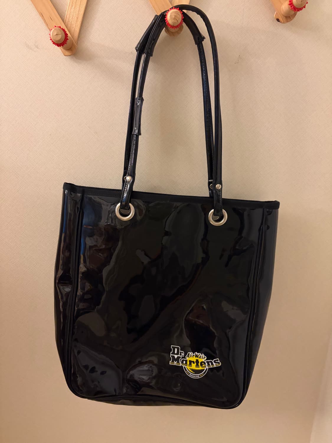 닥터마틴 에나멜 빅 숄더백 상품이미지1
