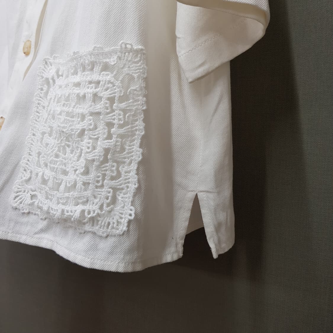 아떼(Athe) 2024 린넨 혼방 포켓 배색 반팔 블라우스 38사이즈 상품이미지5