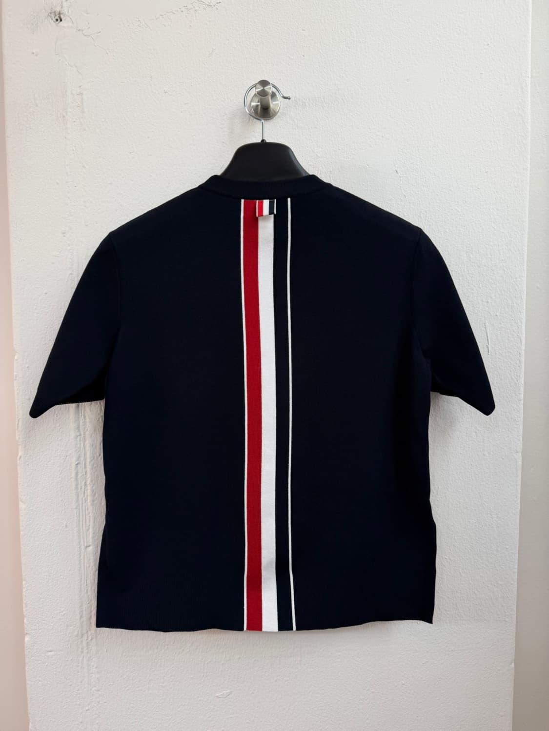 톰 브라운 센터 백 스트라이프 티  상품이미지5