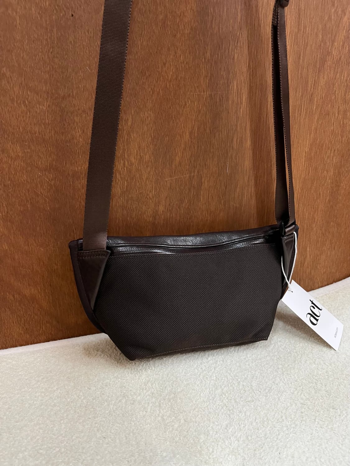 포터 가죽 크로스백 다크브라운 상품이미지3