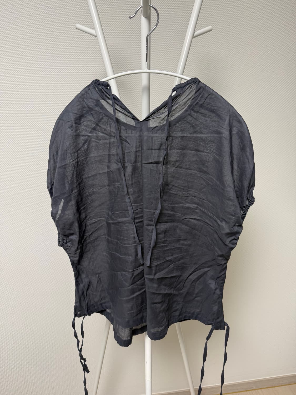 아모멘토 SHEER VOLUME SHIRRING TOP 네이비 상품이미지4