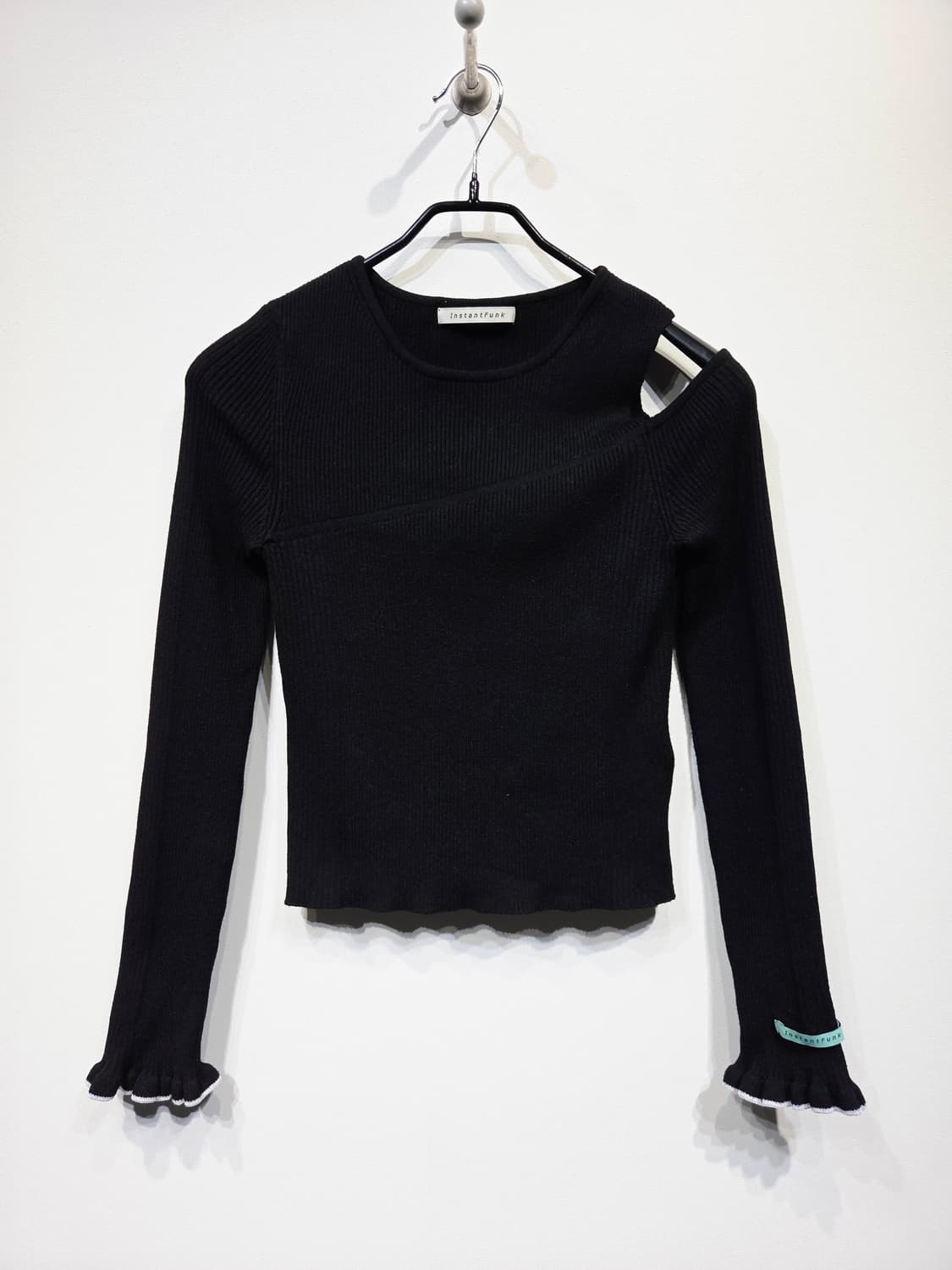 인스턴트펑크 숄더 컷아웃 골지 슬림 니트 상품이미지2