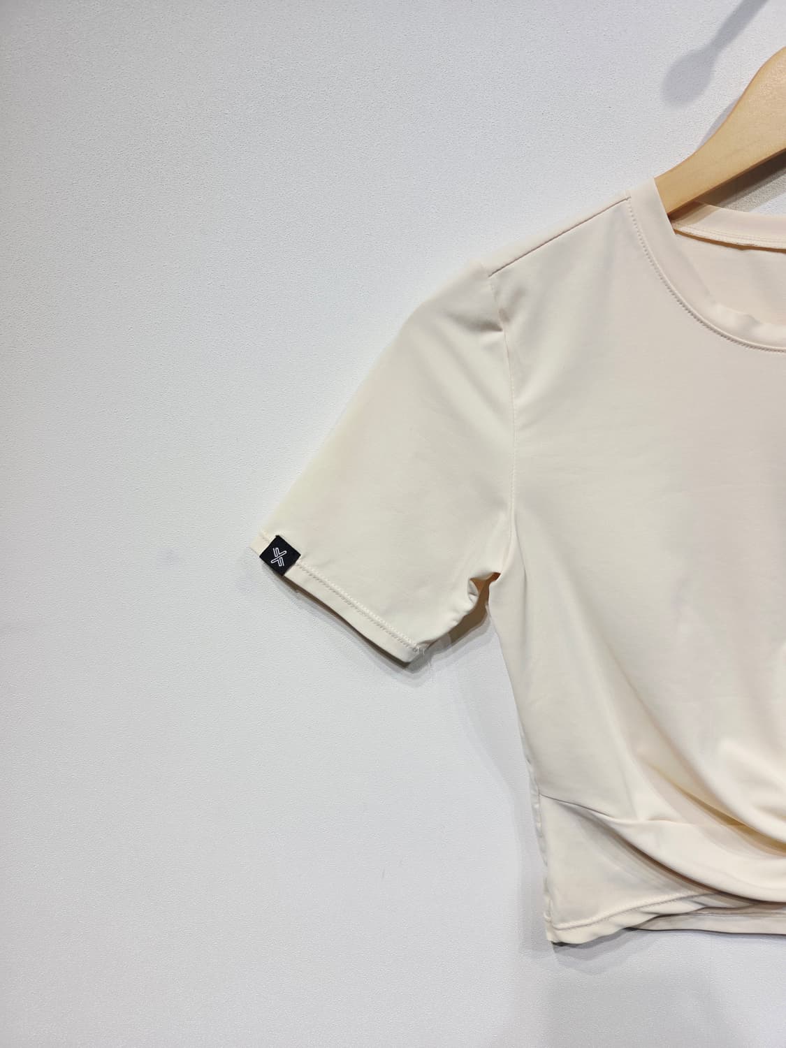 젝시믹스 전면 꼬임 크롭 반팔티 아이보리 상품이미지3