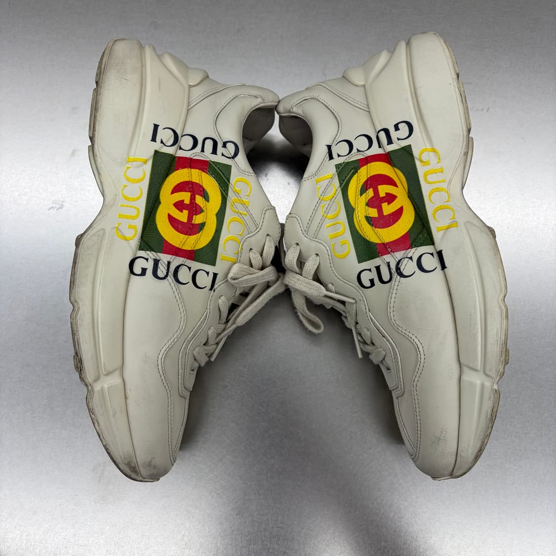 구찌 롸이톤 레더 스니커즈 스퀘어 로고 상품이미지3