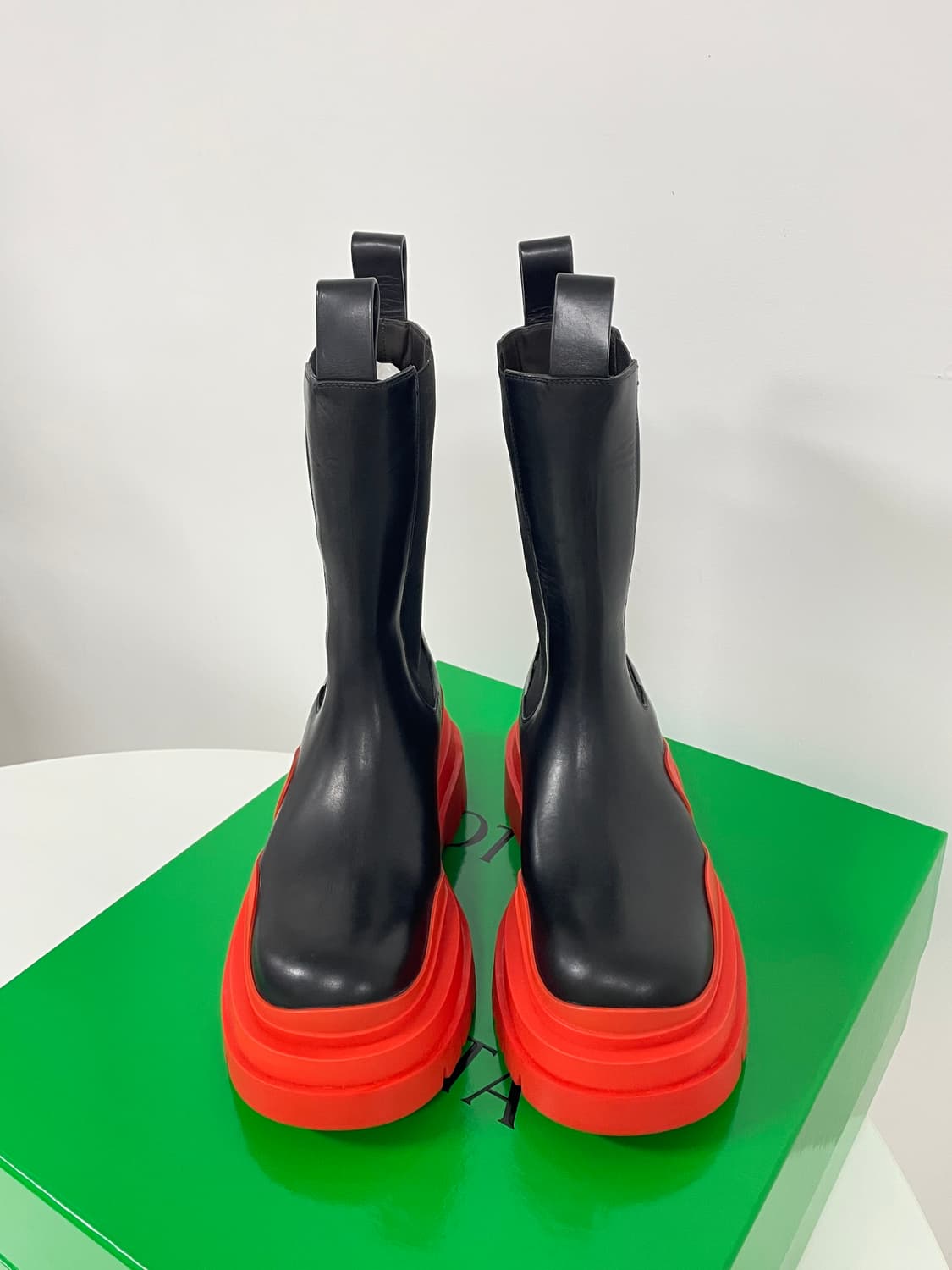 새상품 보테가 베네타 타이어 첼시 부츠 블랙 선버스트 상품이미지6