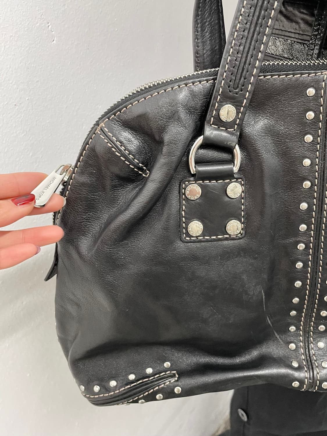 마이클코어스 블랙 은장 스터드백 상품이미지5