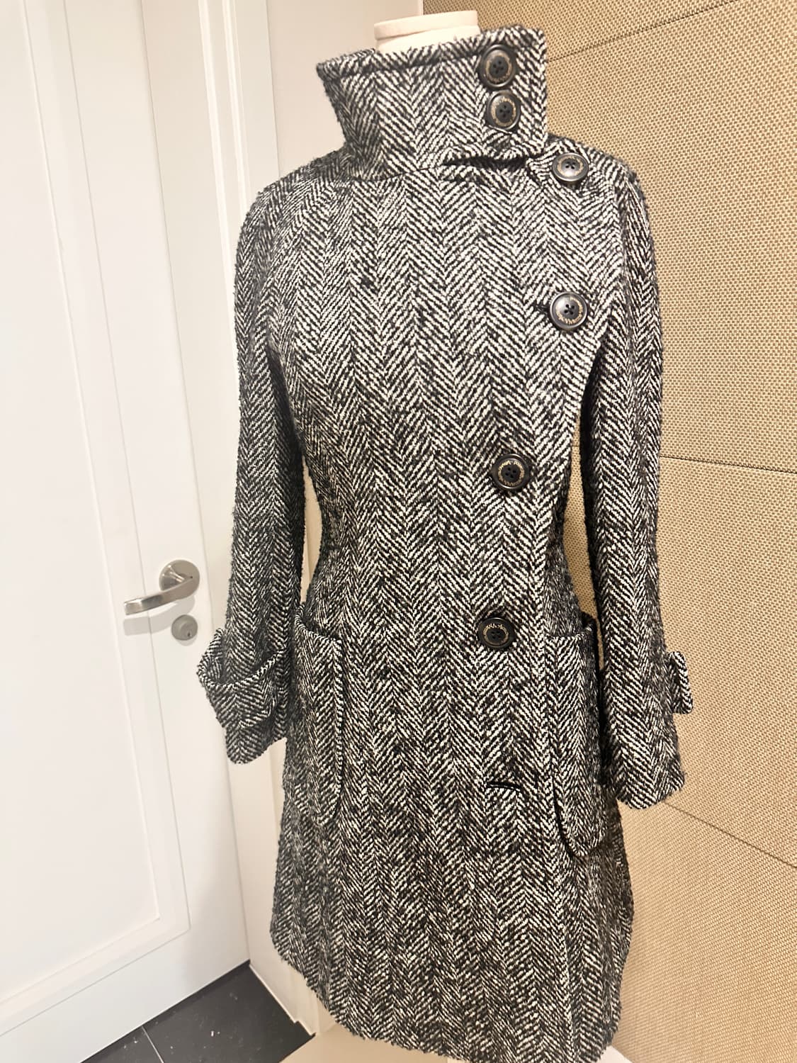 비비안웨스트우드 해링본 비대칭 코트 상품이미지1