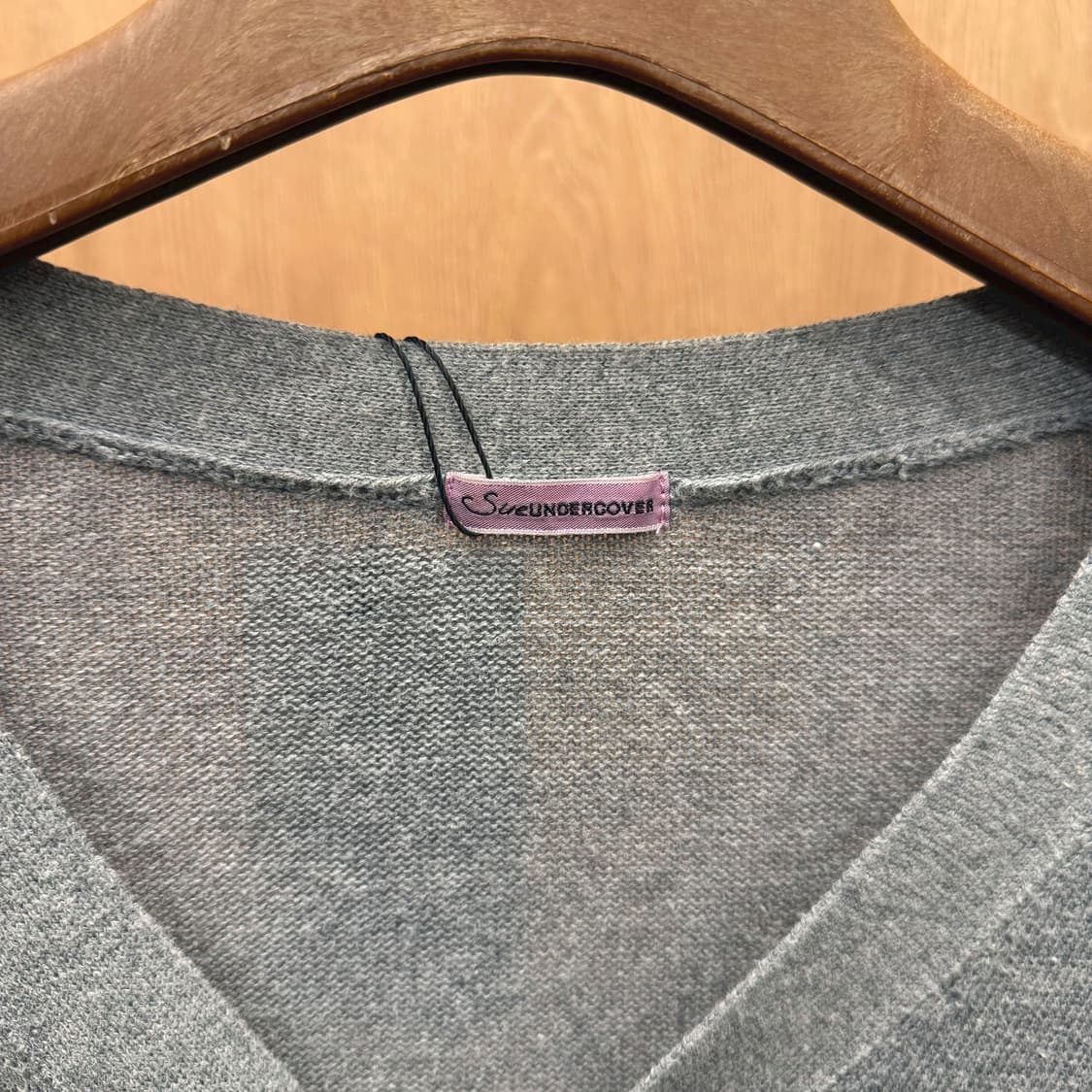 언더커버 브이넥 니트 가디건 슬리브 다이아 텍스쳐 배색 디테일 그레이 상품이미지6