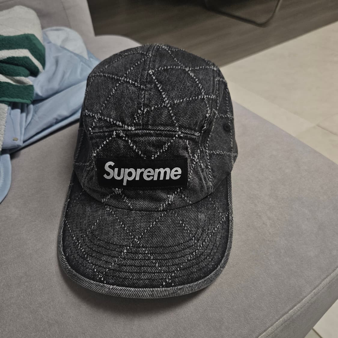 슈프림 펀치드 데님 캠프캡 블랙 23FW 팔아요  상태좋음 상품이미지1