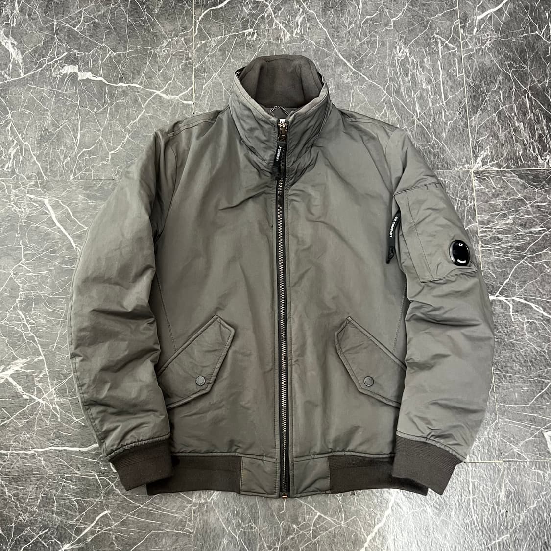 C.P CONPANY 씨피컴퍼니 렌즈 브라운 봄버 자켓 상품이미지1