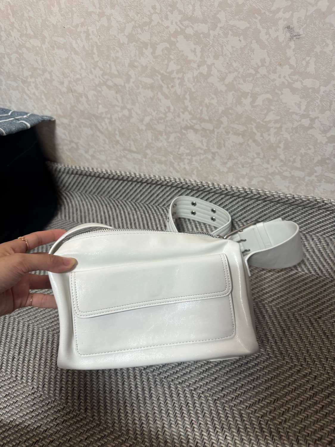 쥬바인 아일렛 포켓 화이트 숄더백 상품이미지2
