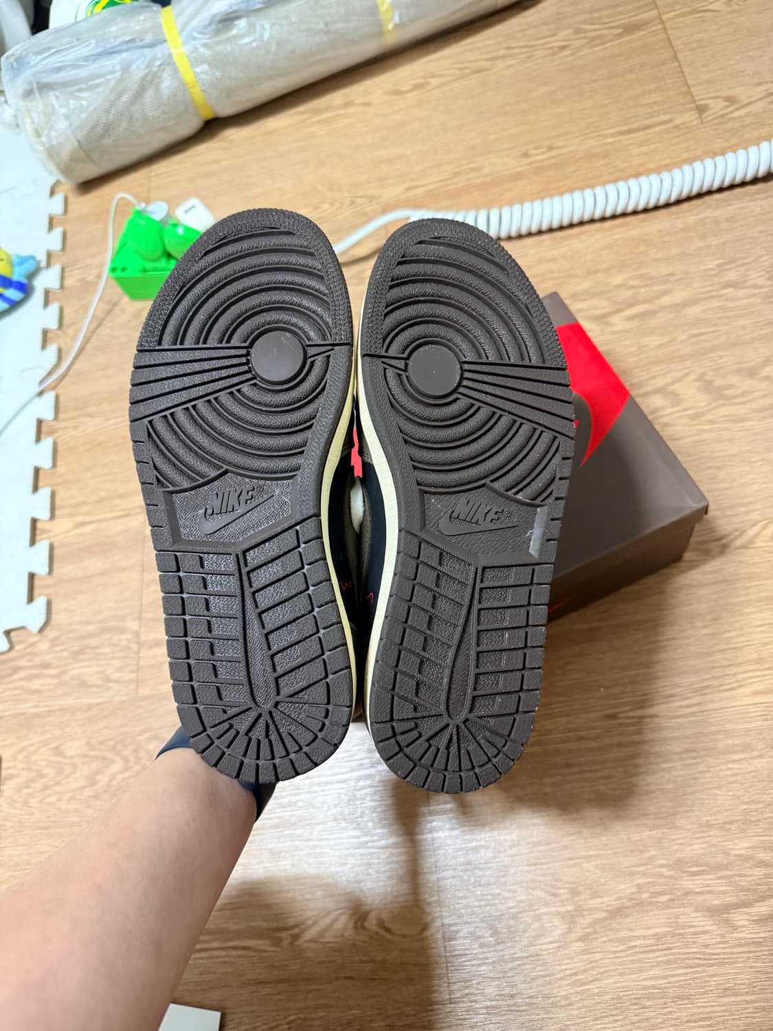 [255]조던 1 x 트래비스 스캇 레트로 로우 OG SP 모카 상품이미지5