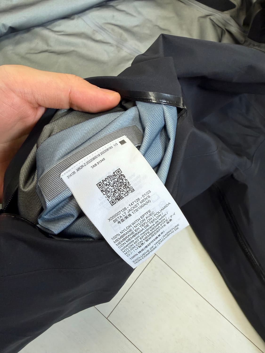 아크테릭스 베타 LT  M 사이즈 블랙 상태 9.7/10  사진찍고 절대 상품이미지9