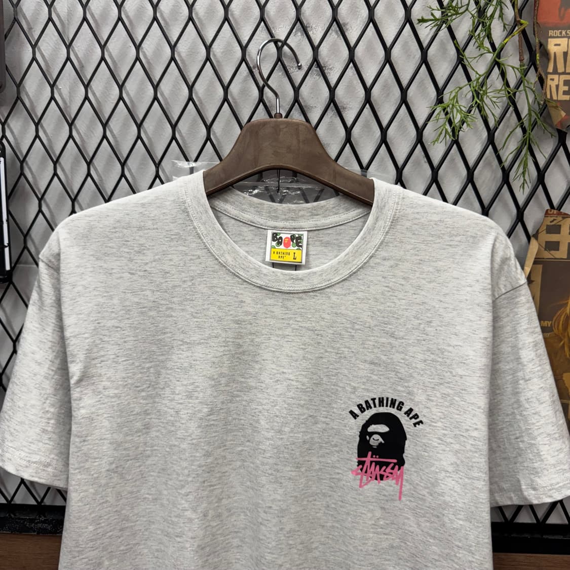 베이프 X 스투시 반팔티 후면 빅로고 포인트 화이트 그레이 상품이미지3