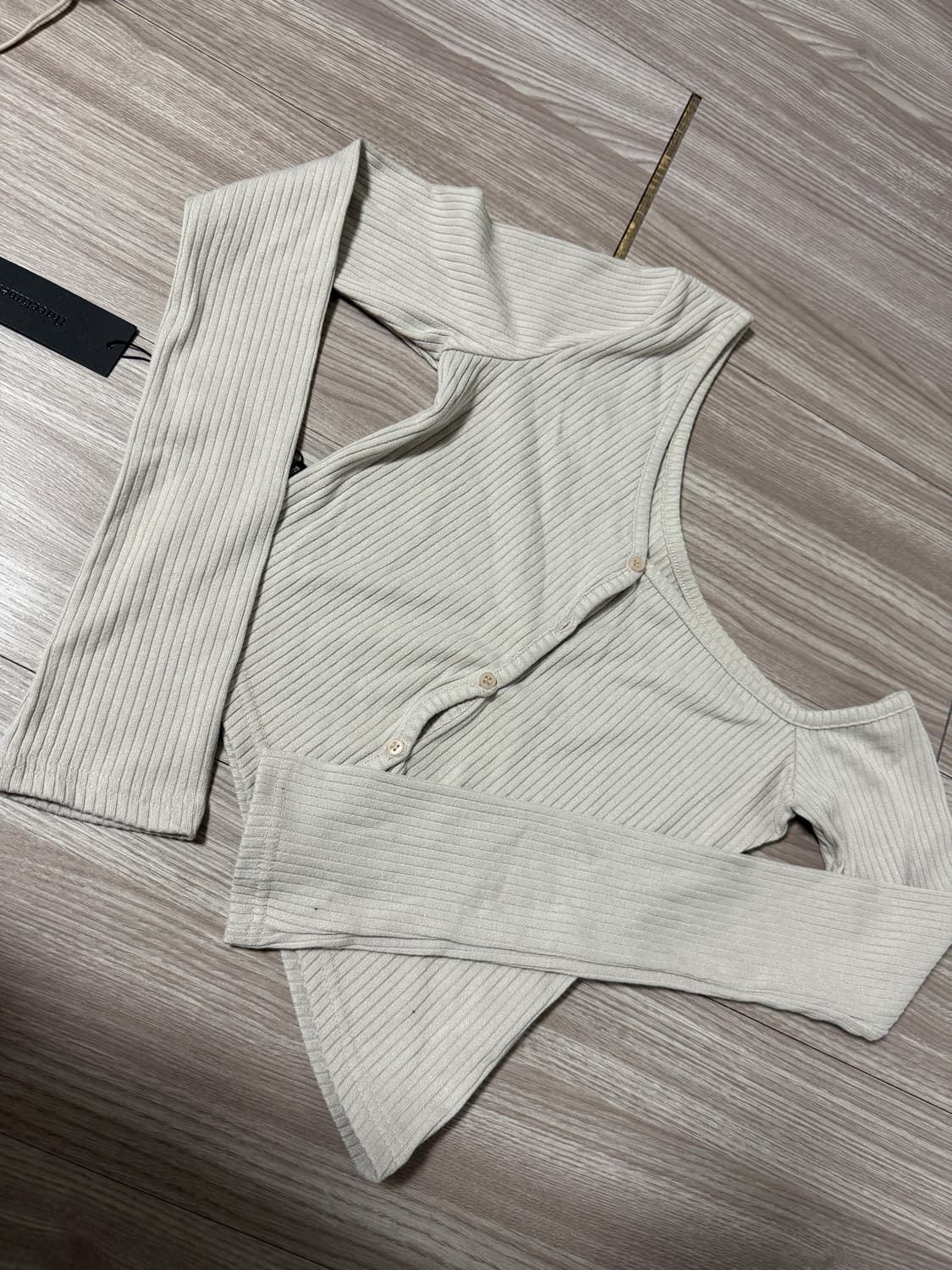 쓰리타임즈 원 숄더 버튼 티 베이지 그레이 상품이미지6