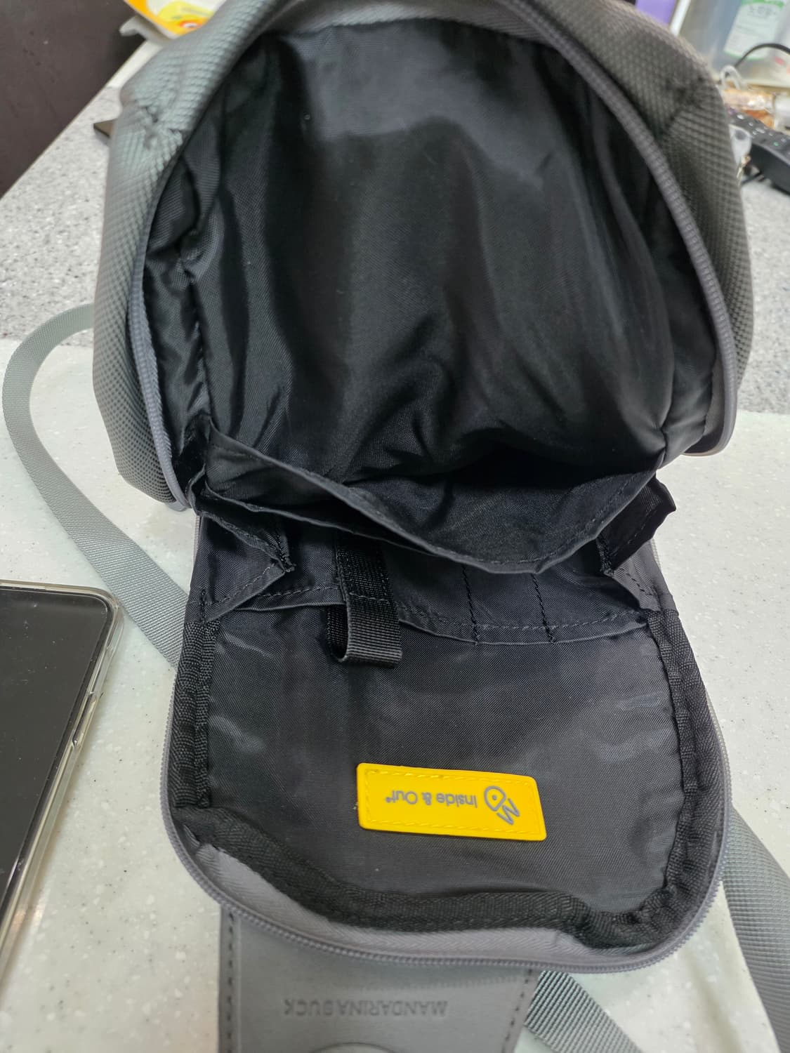 만다리나덕 남성 슬링백 회색 상품이미지2