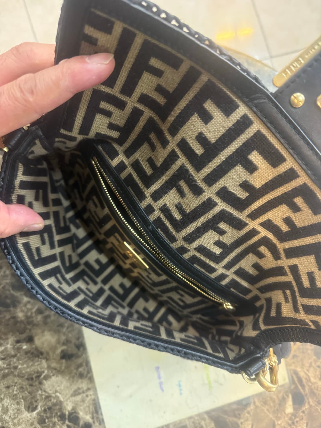 정품 펜디 블랙앤크림 라피아 로고 바켓트백 팝니다 상품이미지5