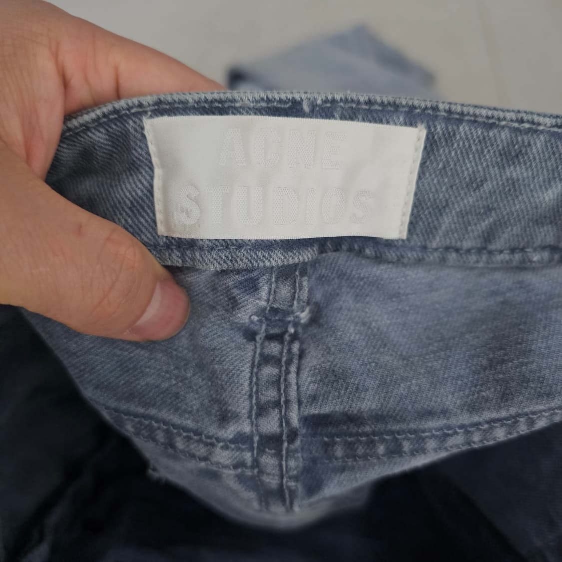 아크네 스튜디오(Acne Studios)의 그레이 워싱 데님 팬츠입니다. 상품이미지3