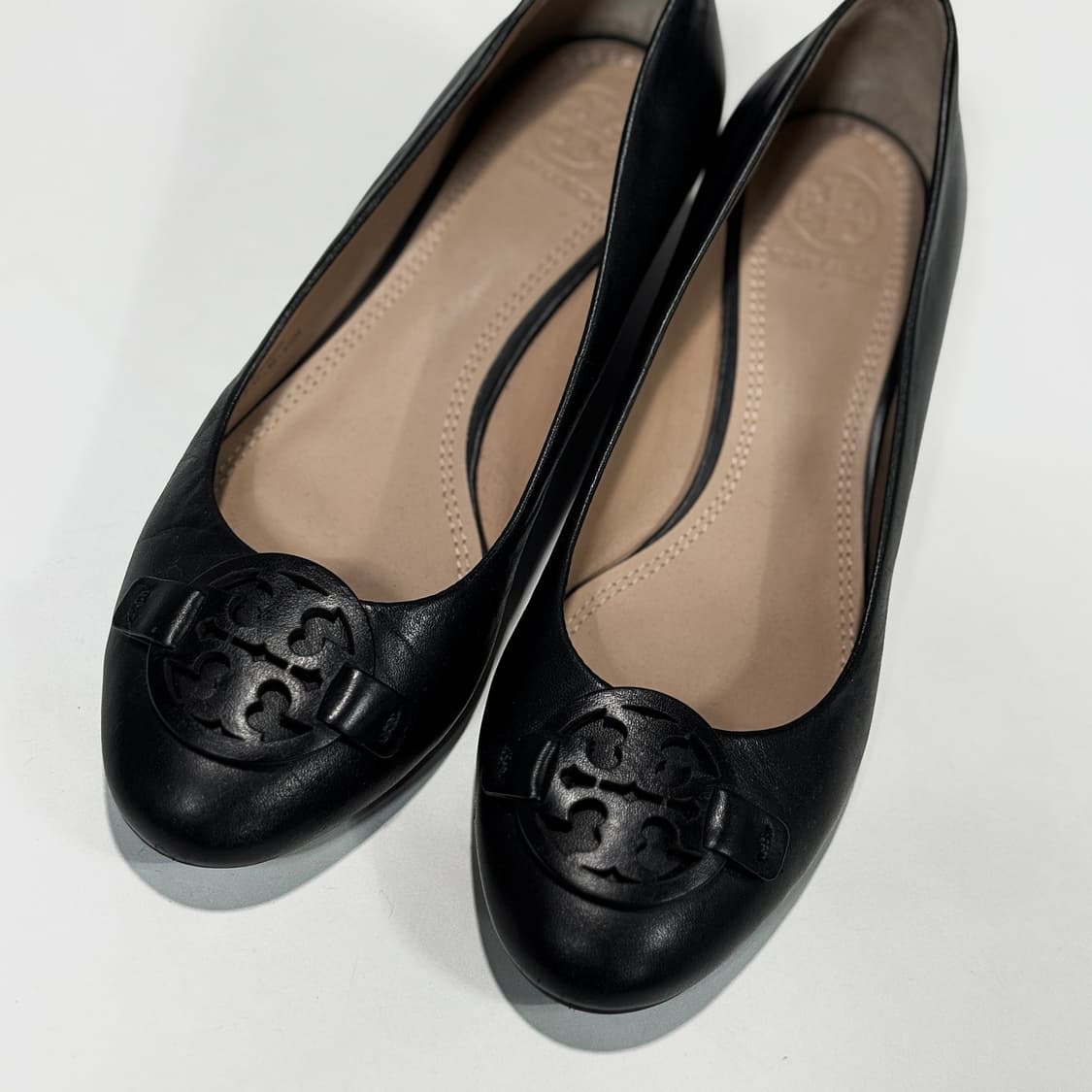 토리버치 밀러 웨지 펌프스 (BLACK) 상품이미지1