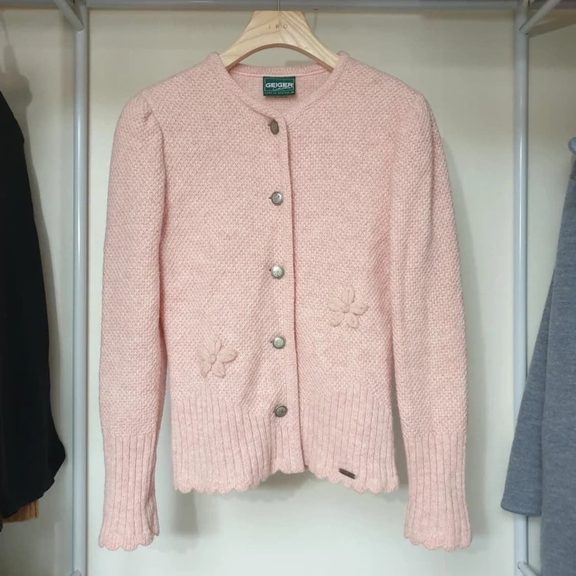 명품 GEIGER 가이거 베이비핑크 입체 플라워자수 와플니트 가디건 상품이미지1