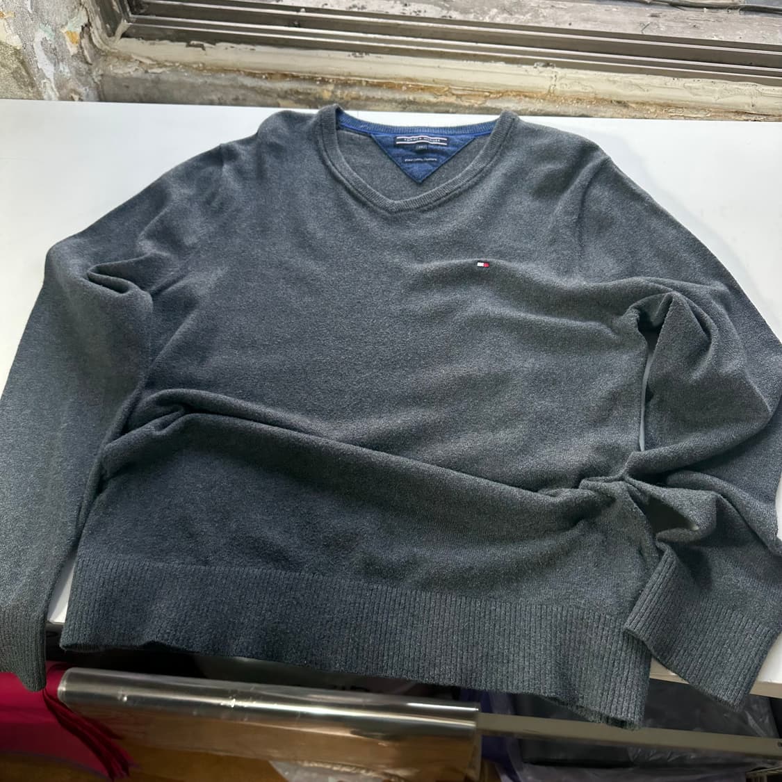 M 95 타미힐피거 챠콜 캐시미어혼방 얇은피마코튼 브이넥니트 상품이미지4