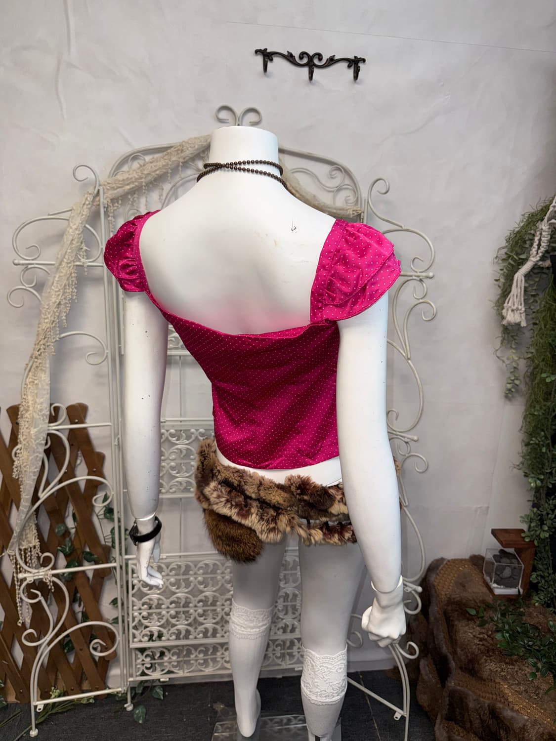 Vivid hot pink dot satin frill 오프숄더 블라우스 상품이미지6