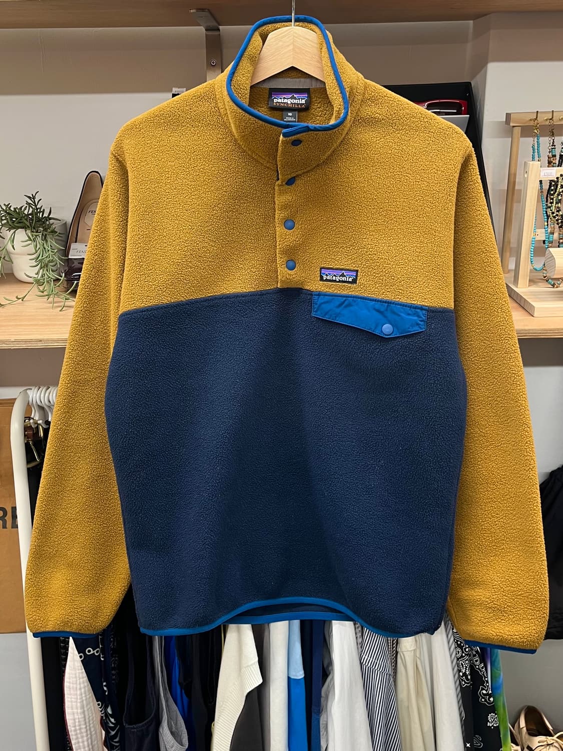 [90~95] 파타고니아 신칠라 풀오버 머스타드 네이비 상품이미지1